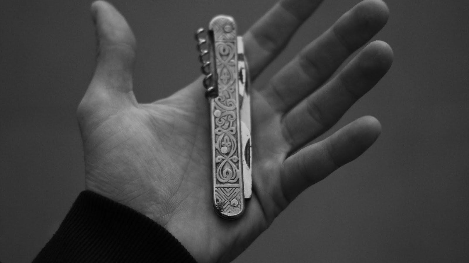 Read more about the article The Versatile Pocket Knife: Deburring and More